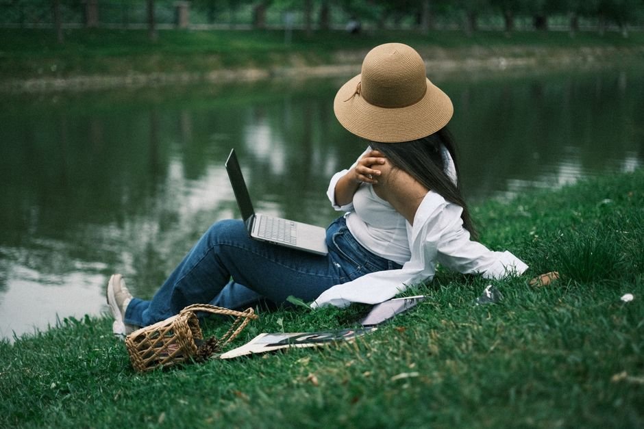 Finding My Rhythm: Minimalist Living, Digital Nomad Life, and the Self-Care Routine That Actually Works